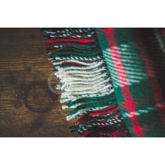 Wool blanket with fringes ,,Škotiškas" green